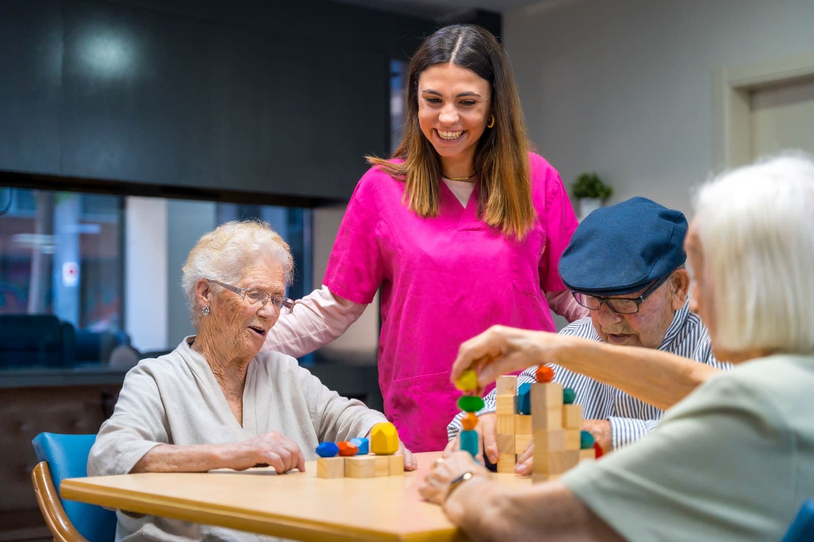 Taller de estimulación cognitiva con varias personas mayores